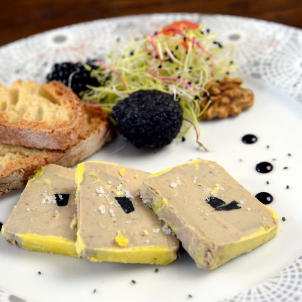 Un foie gras d\u2019oie entier truff\u00e9 du Quercy dans votre assiette